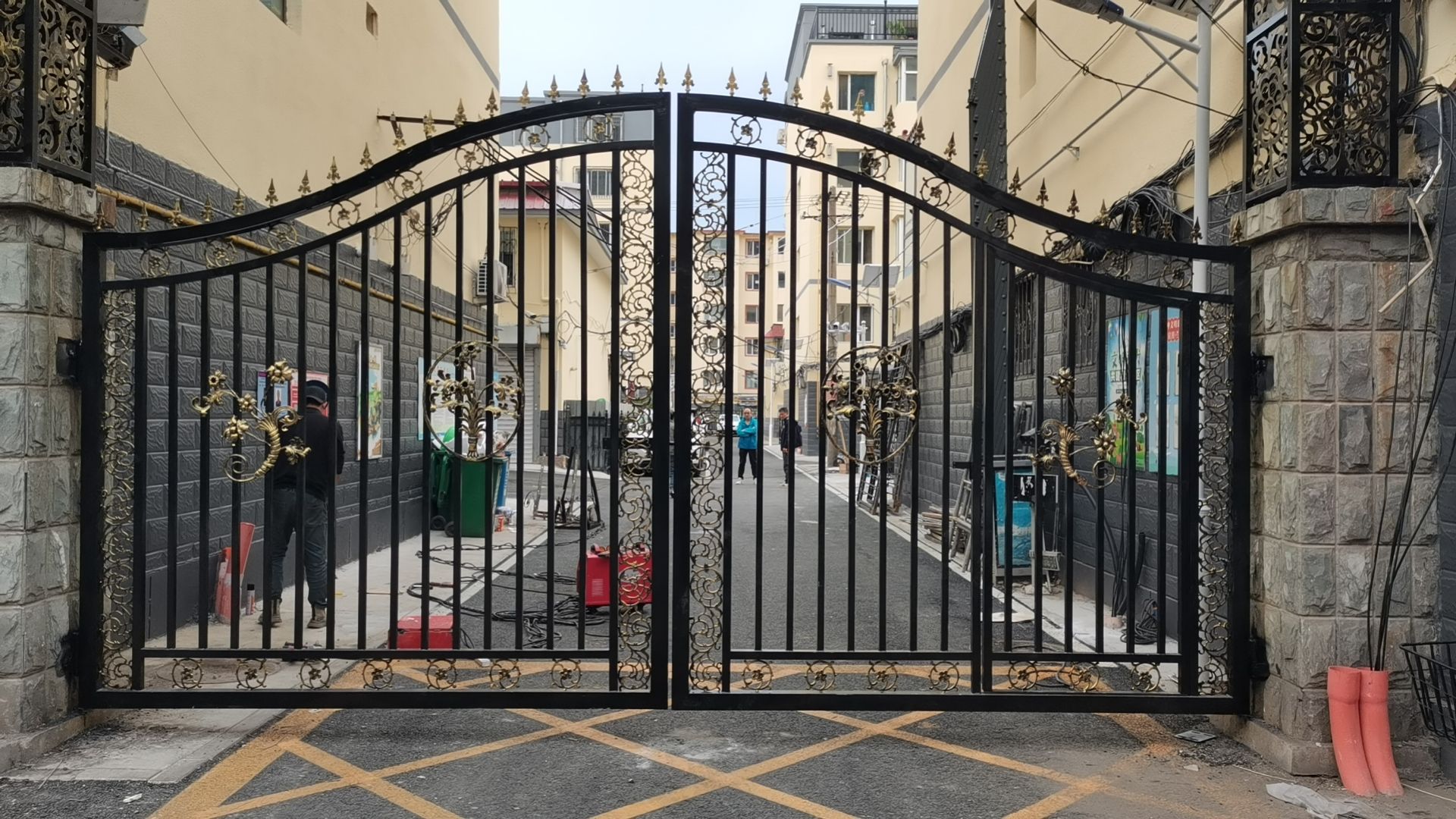 陽(yáng)光花園大門正在安裝中